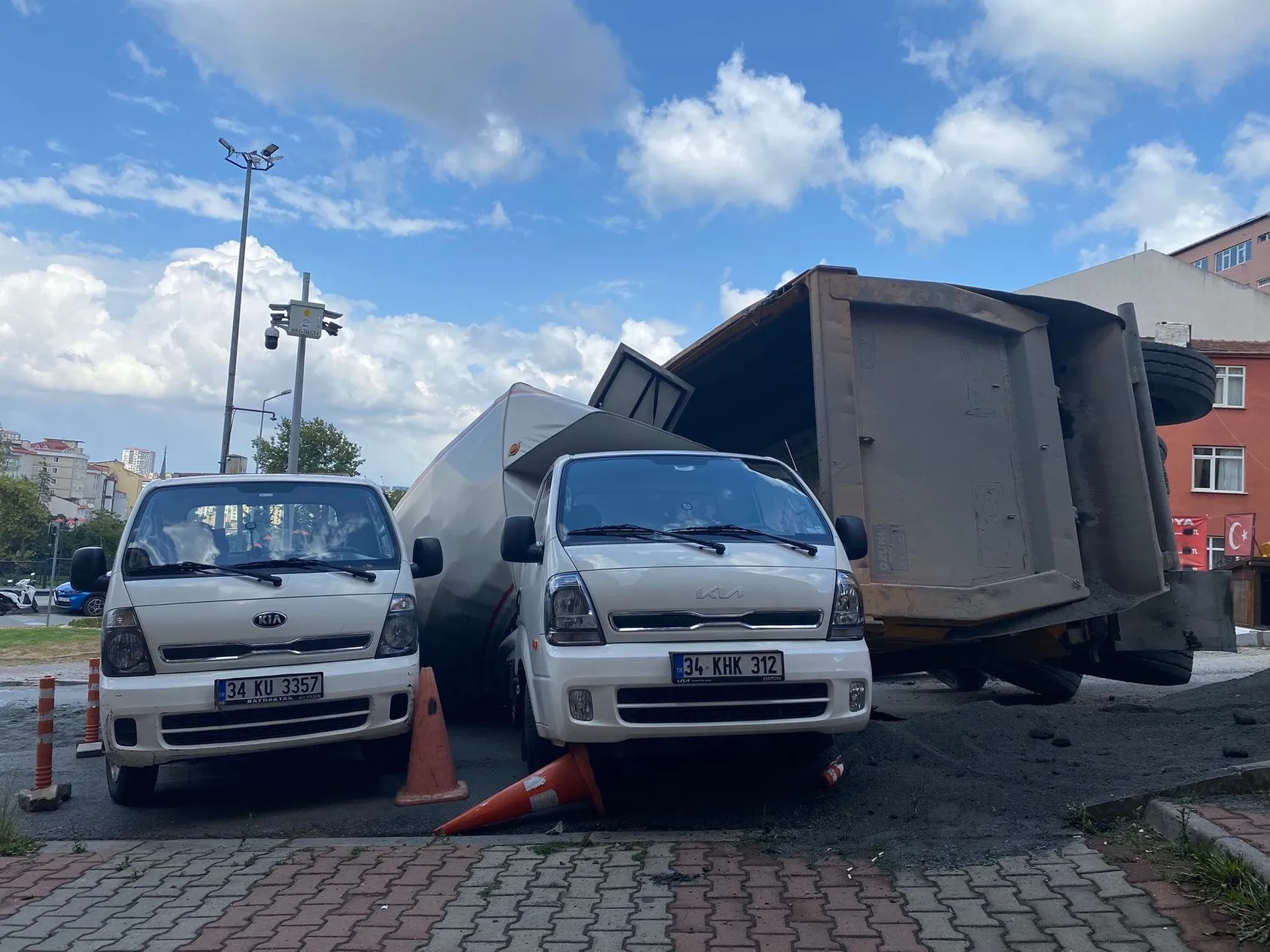 Kağıthane'de kum yüklü kamyonun damperi park halindeki otomobilin üzerine devrildi