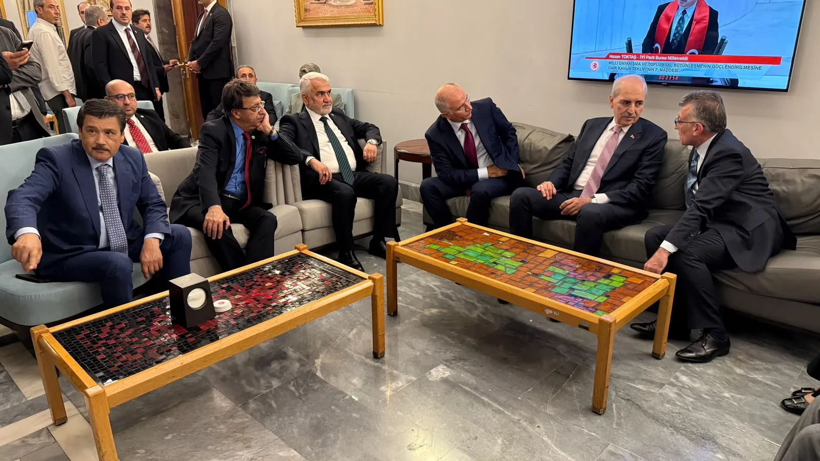 Kurtulmuş'tan Genel Kurul'da Kulis Diplomasisi İktidar ve Muhalefet Kapı Kapı Gezildi