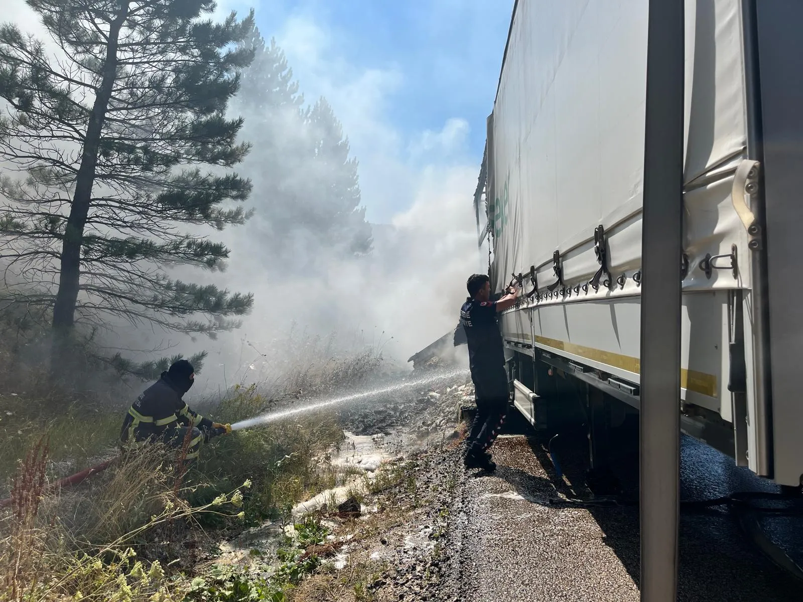 Gerede yolunda şeker taşıyan TIR alevlere teslim oldu