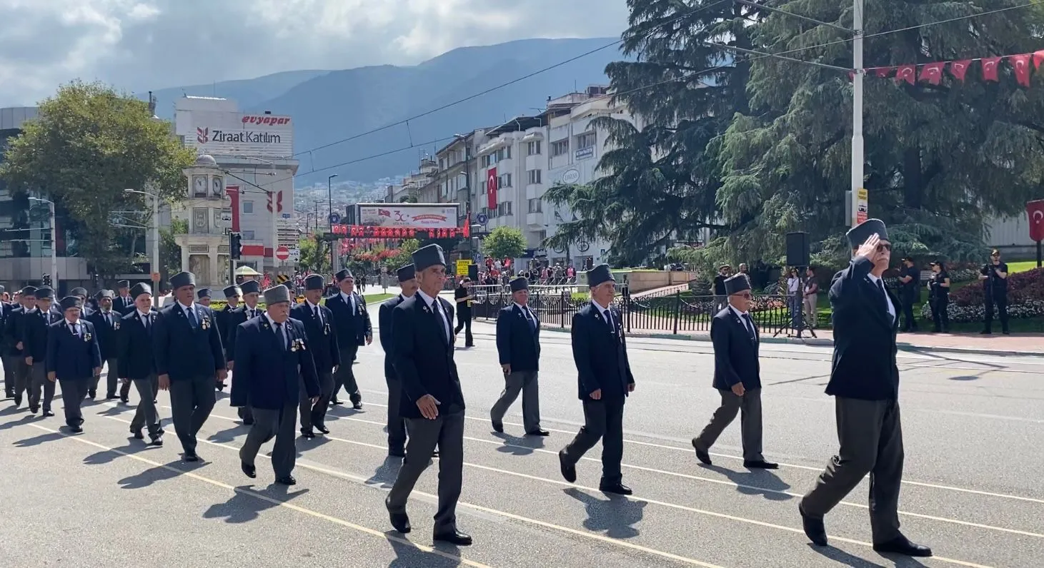 Bursa sokaklarında 30 Ağustos gururu: Zafer coşkusu Heykel'de zirveye ulaştı