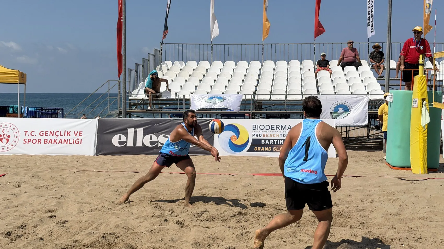İnkumu'nda 3 gün sürecek plaj voleybolu şöleni başladı