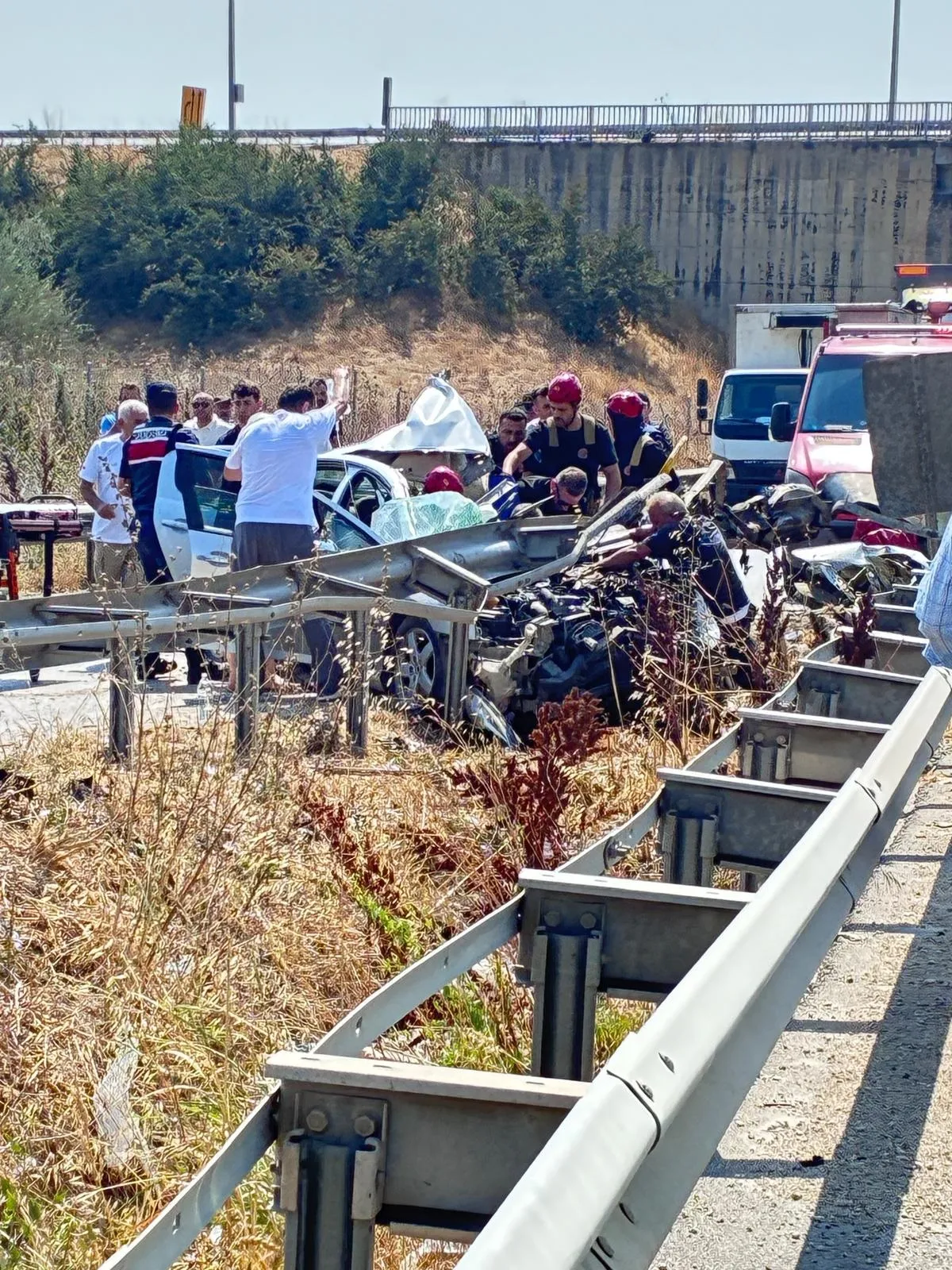 Bursa'da feci kaza Bariyerlere çarpan araçta iki kişi sıkıştı