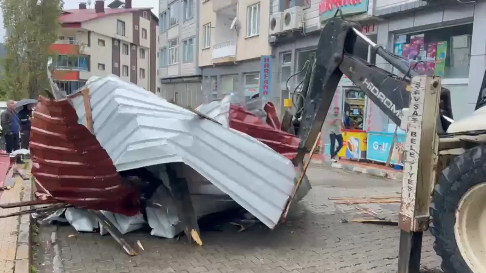 Ölümden saniyelerle döndü: Çatıdan indiği an kıyamet koptu
