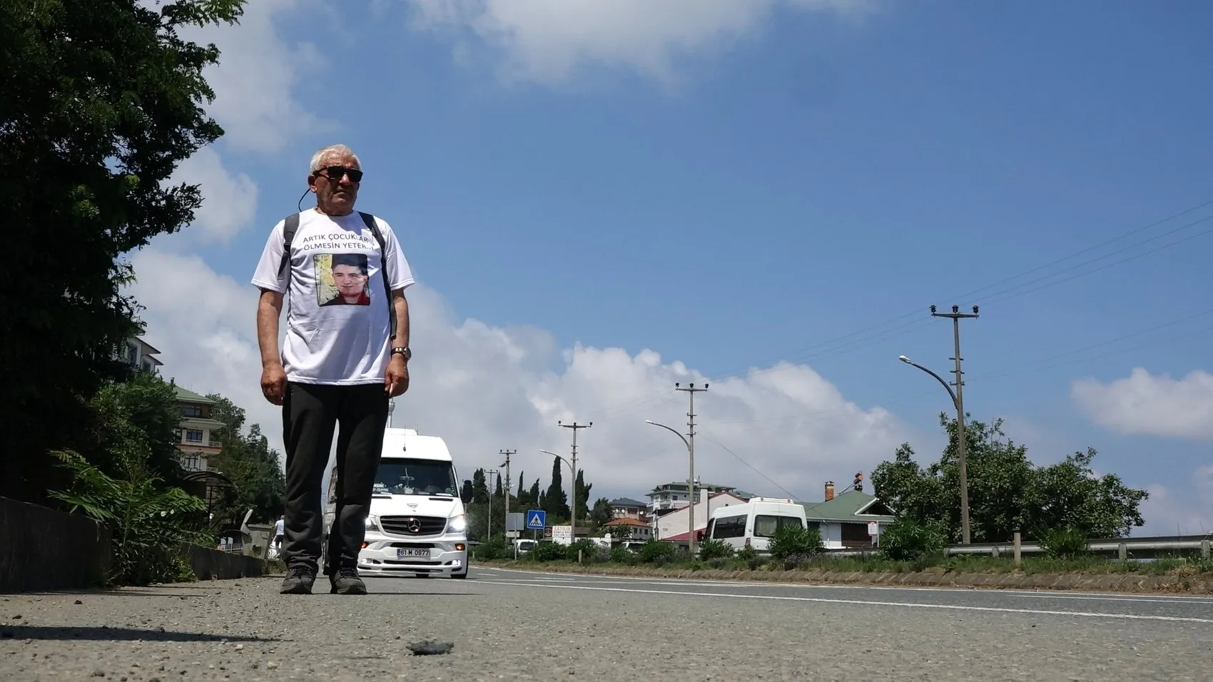 Çocuk ölümlerine dur demek için Trabzon'dan Ankara'ya yürüyor