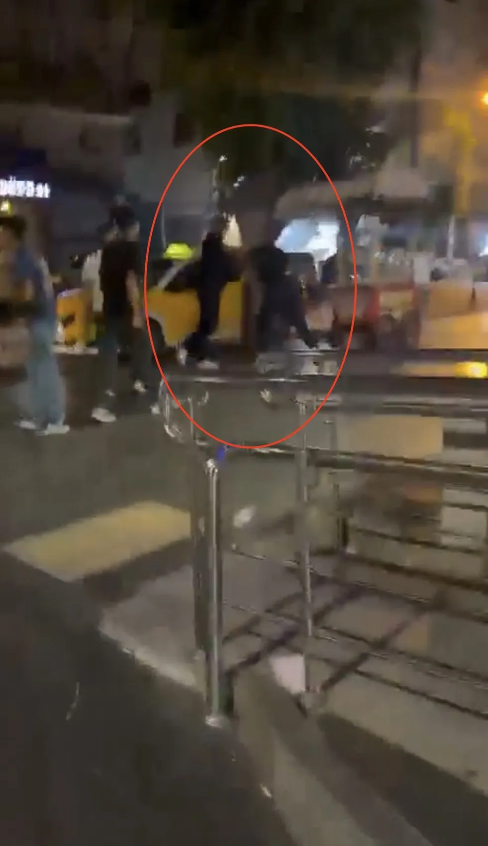 Diyarbakır'da cadde ortasında arkadaşların tekme tokat kavgası