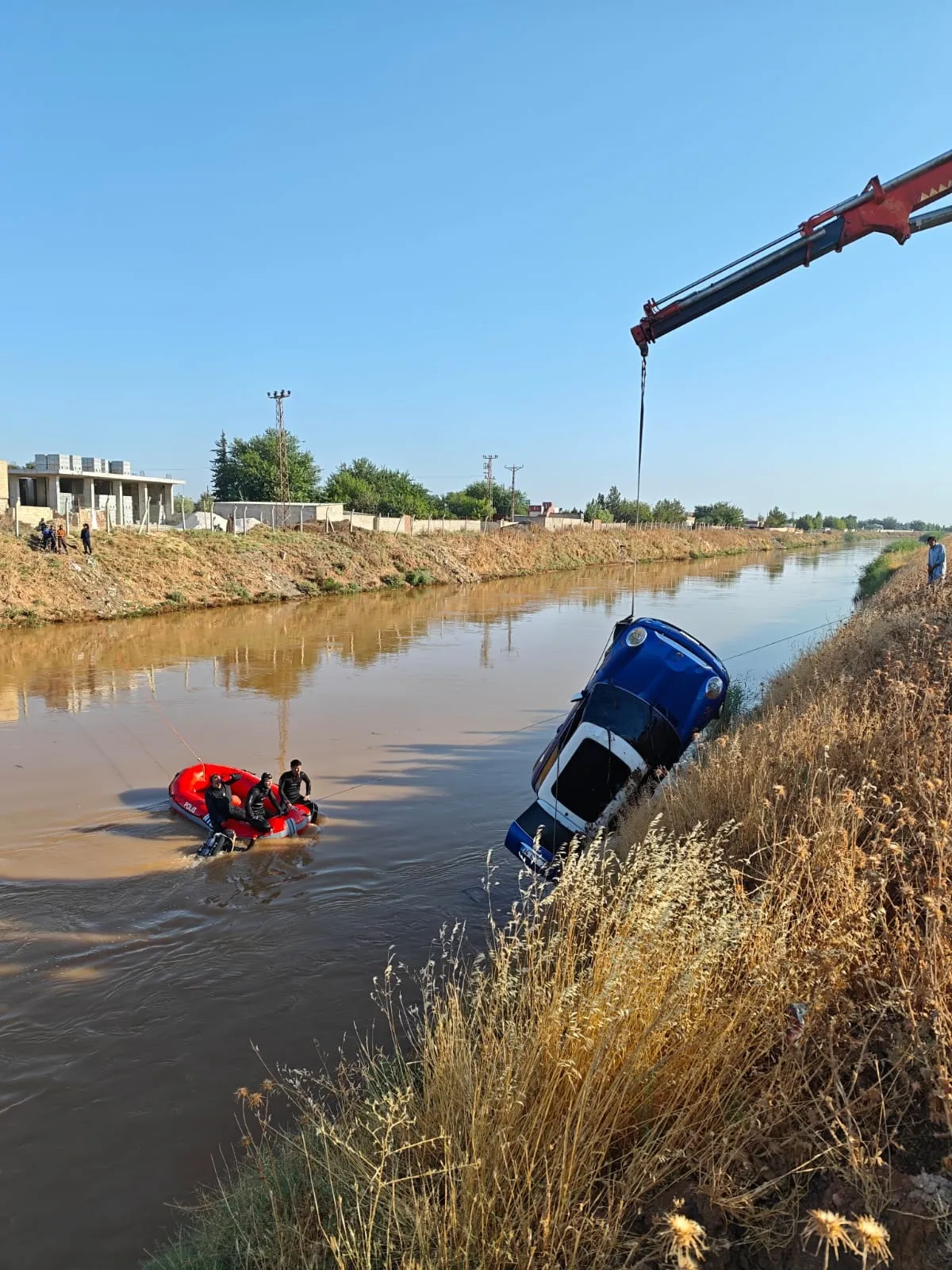 Akçakale'de dereye uçan otomobilin sürücüsü her yerde aranıyor