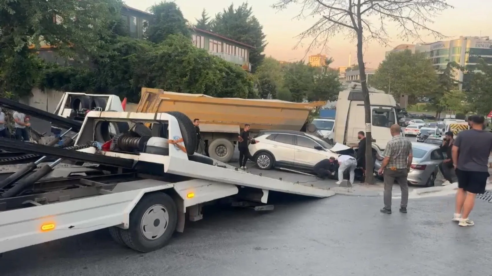Esenler'de kontrolden çıkan hafriyat kamyonu ortalığı birbirine kattı