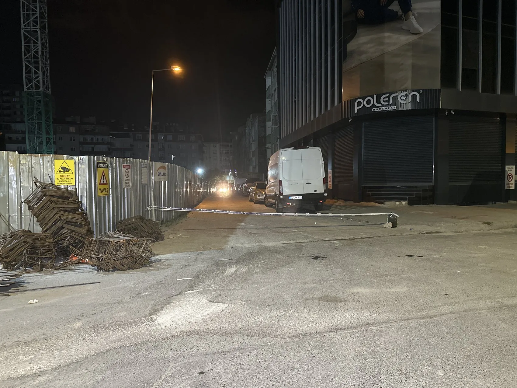 Sultangazi’de inşaat temeli çöktü Sokak güvenlik nedeniyle trafiğe kapatıldı