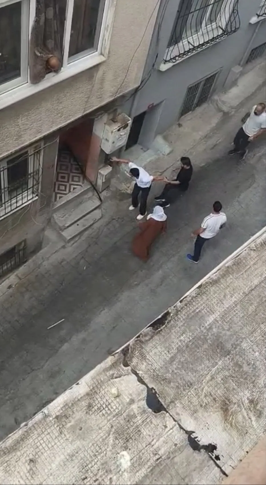 Beyoğlu’nda berber kavgası eve taşlı sopalı baskınla bitti