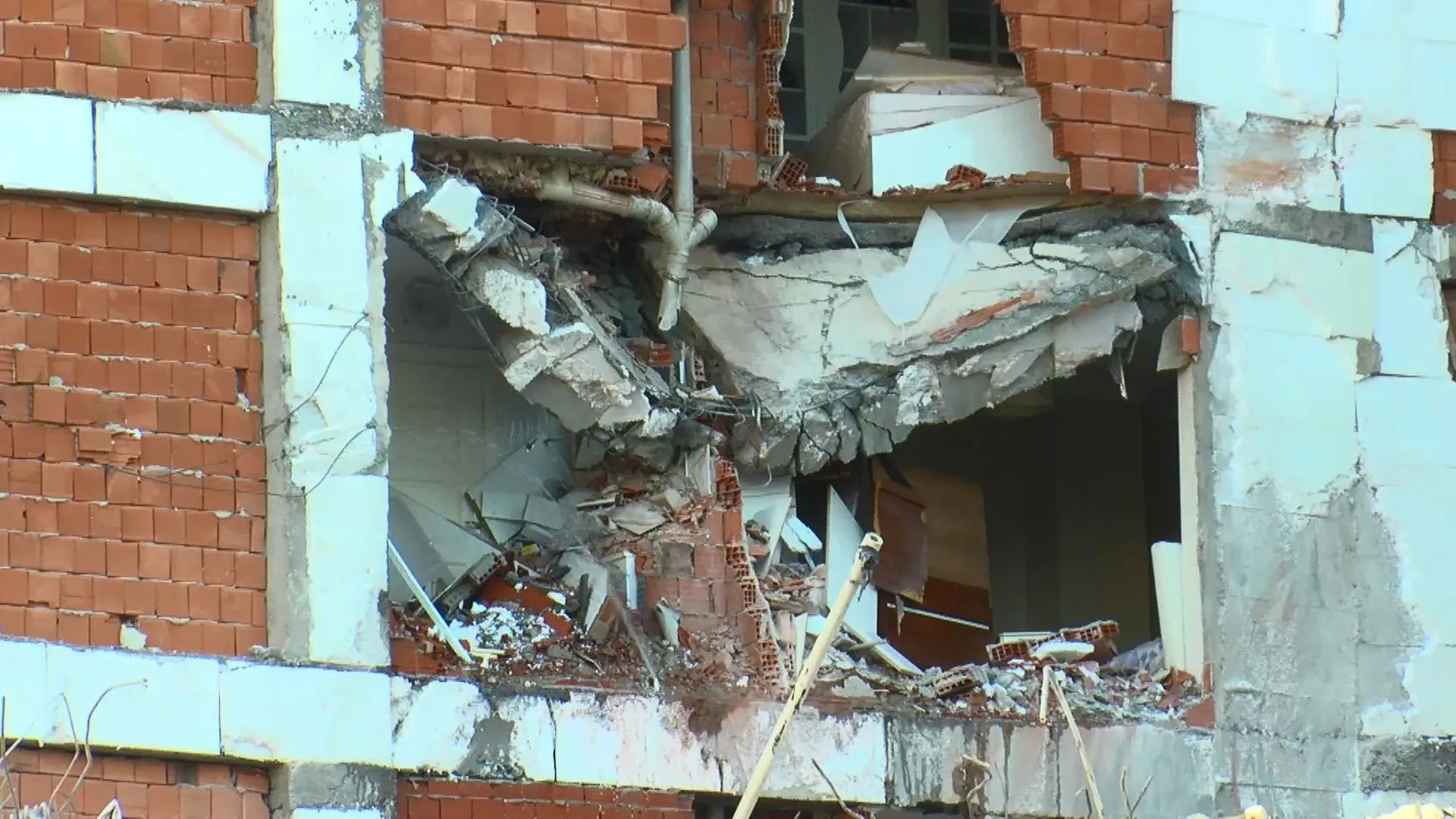 Bahçelievler'de kentsel dönüşüm yıkımı sırasında bina yanındaki apartmanın üzerine çöktü