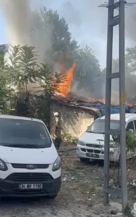 Gaziosmanpaşa’da boş gecekondular alevlere teslim oldu