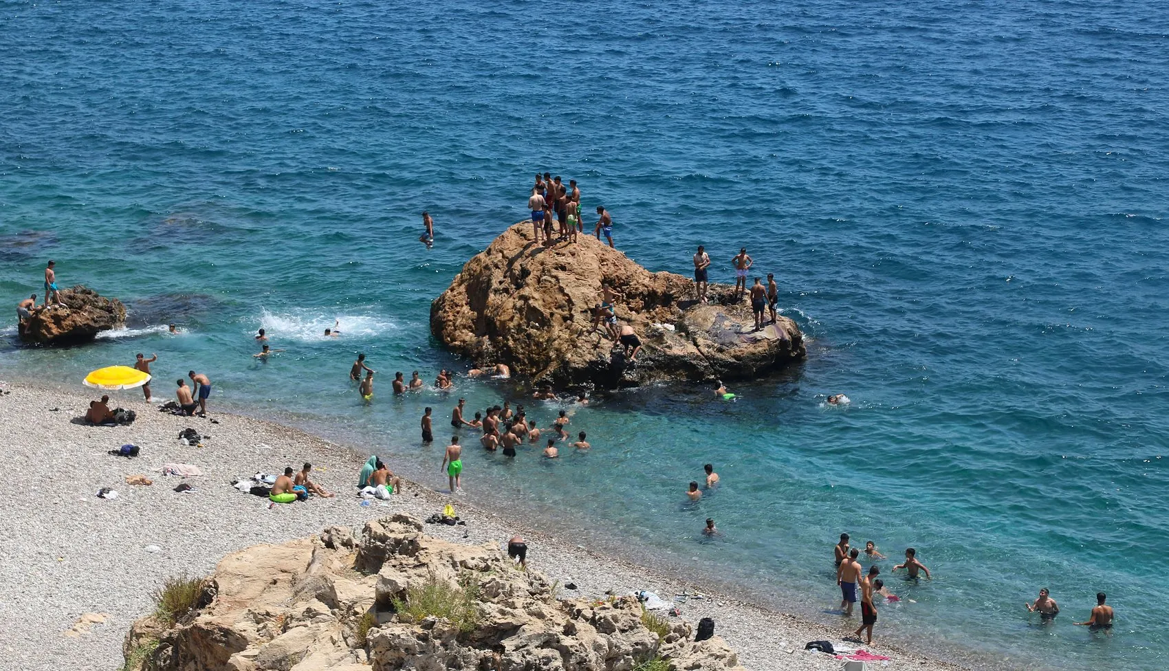Antalya kavurucu sıcakla tanıştı sahillere akın etti