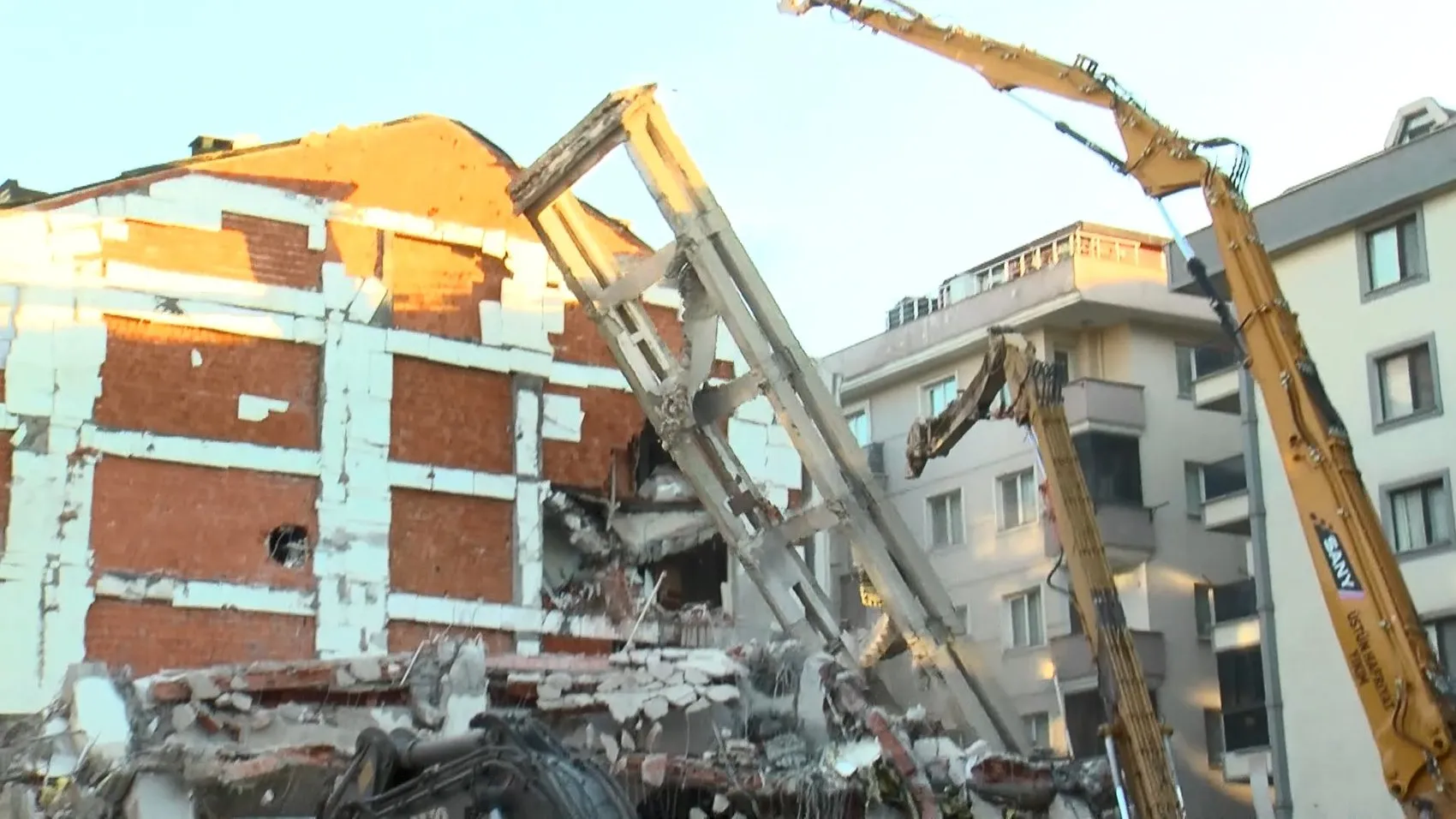 Bahçelievler'de kentsel dönüşüm yıkımı sırasında bina yanındaki apartmanın üzerine çöktü