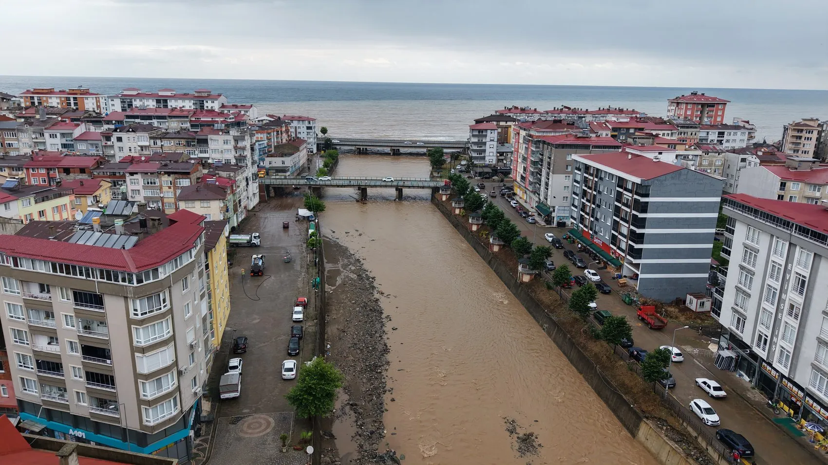 Giresun'da şiddetli sağanak sele dönüştü 2 kişi aranıyor