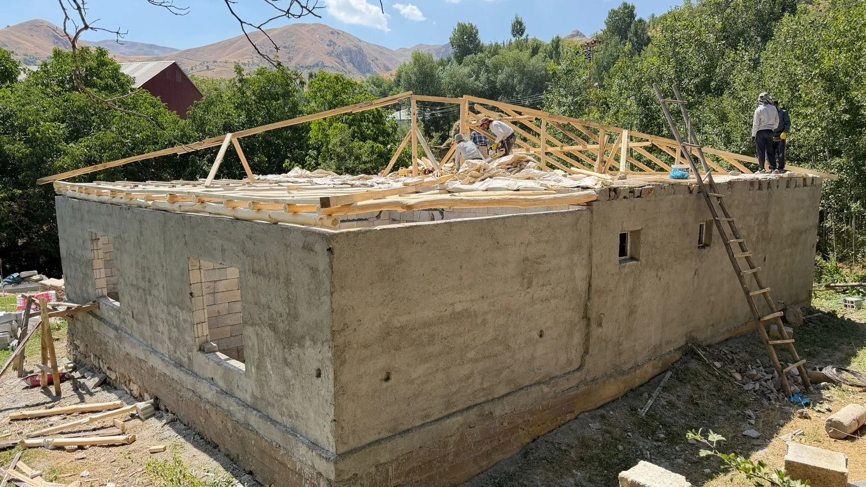 Hakkari'de yer minderiyle kazanılan fen lisesi başarısı, tek odalı evi şantiyeye çevirdi