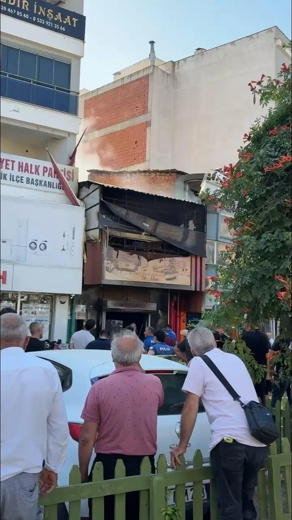 Germencik’te mobilya mağazasını alevler teslim aldı