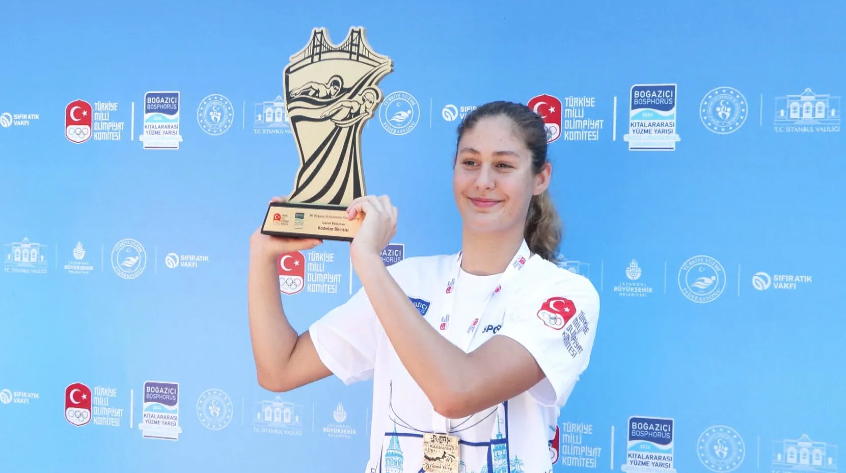Boğaz'da 38. Kıtalararası Yüzme Yarışı 64 ülkeden 2 bin 500 sporcu kulaç attı