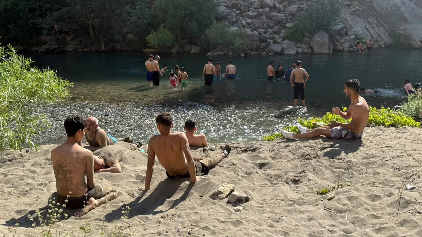 Hakkari’nin saklı cenneti Şine Deresi piknikçileri ağırlıyor