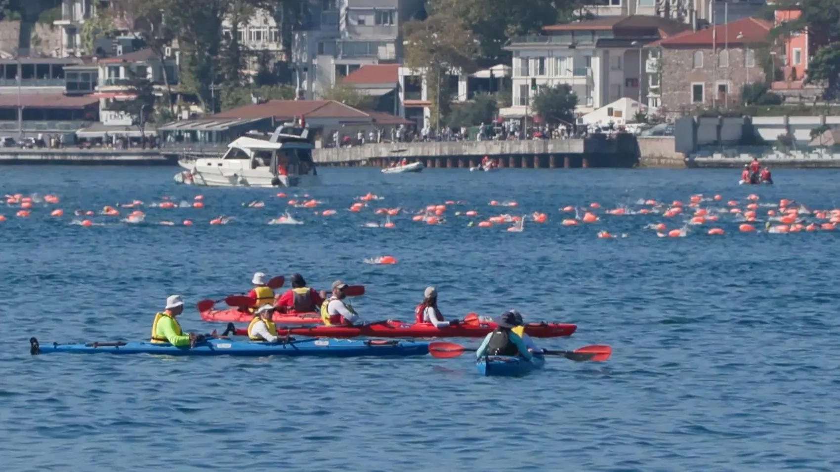 İstanbul Boğazı kulaç atan yüzücülerle doldu