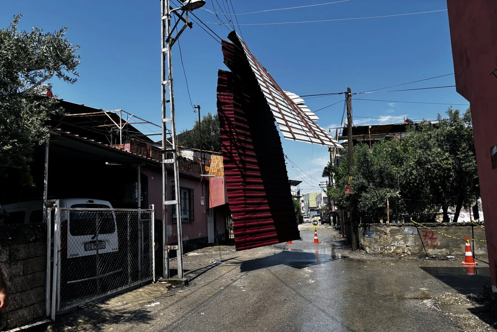 Adana'da aniden bastıran sağanak hayatı felç etti