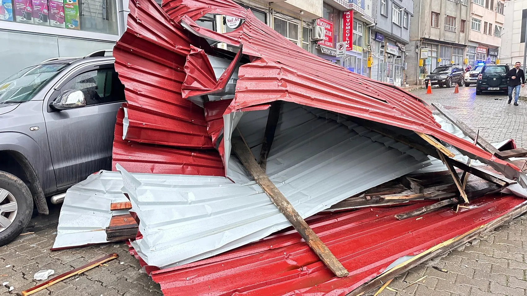 Ölümden saniyelerle döndü: Çatıdan indiği an kıyamet koptu