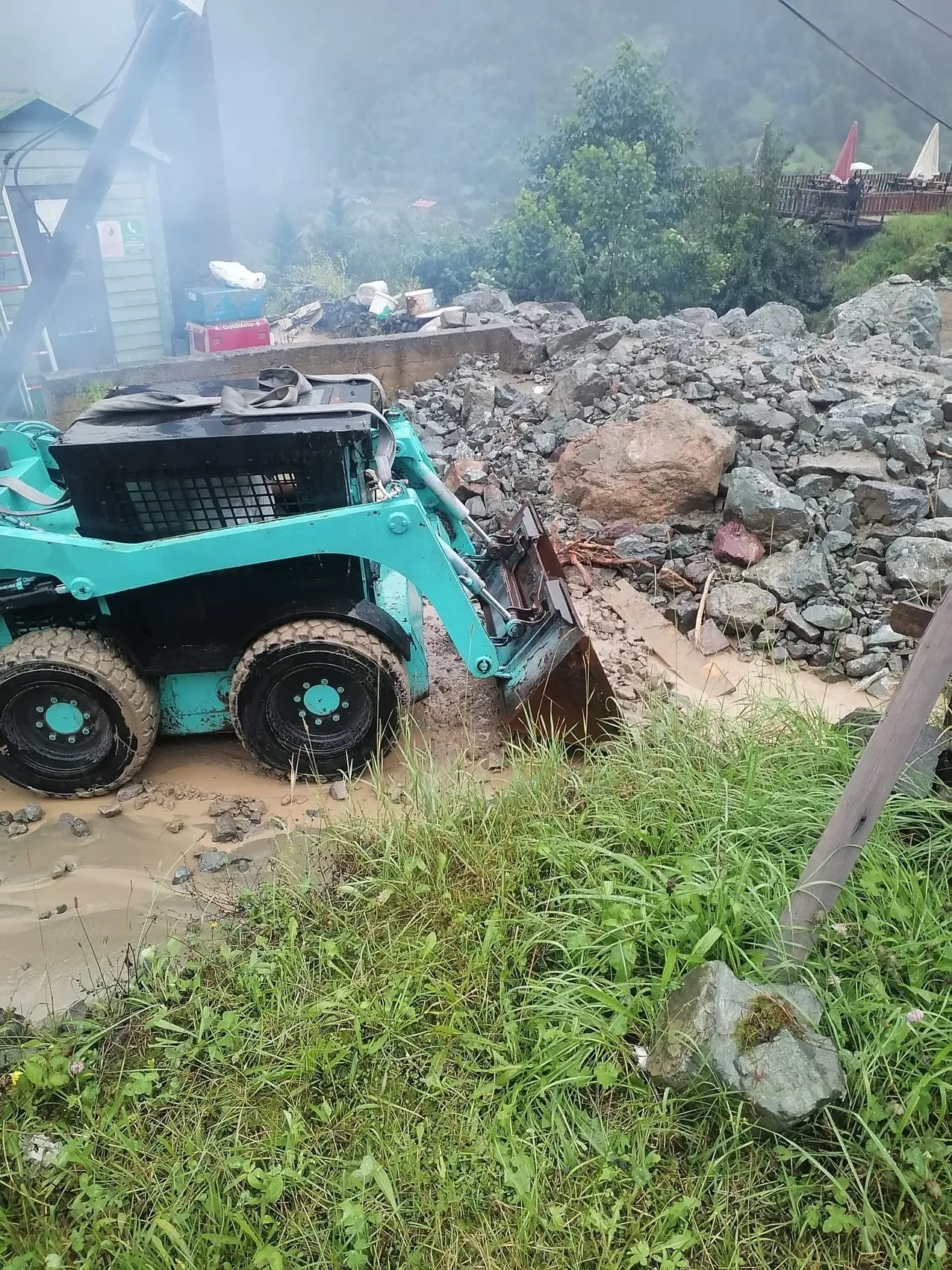 Uzungöl'de doğa alarm verdi: Turistik yollar kapandı, araçlar mahsur kaldı