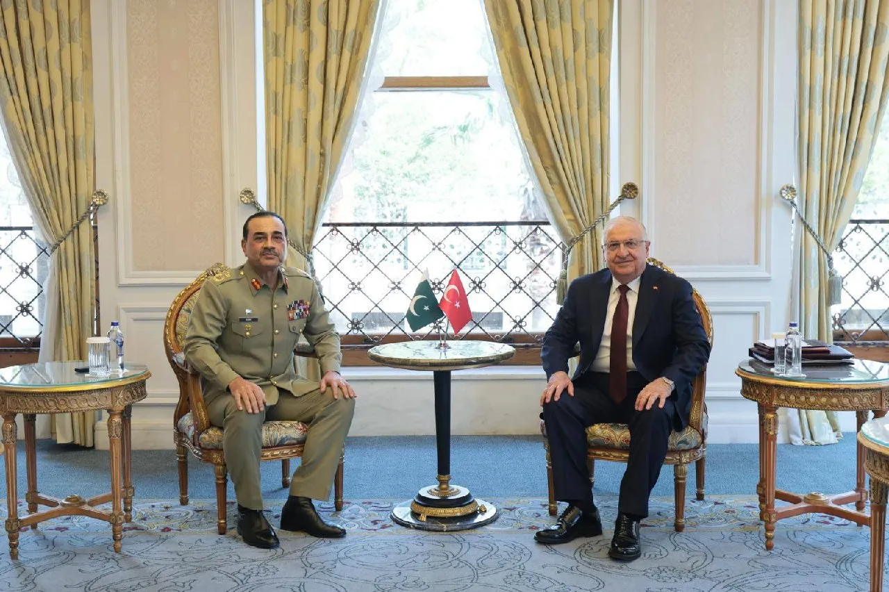 Savunma diplomasisinde kritik zirve: Bakan Güler'den Pakistanlı komutanla stratejik buluşma
