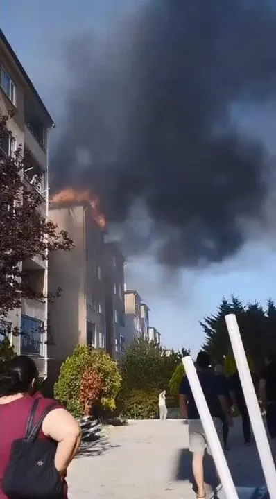 Silivri'de apartman çatısı alev aldı, bina tahliye edildi