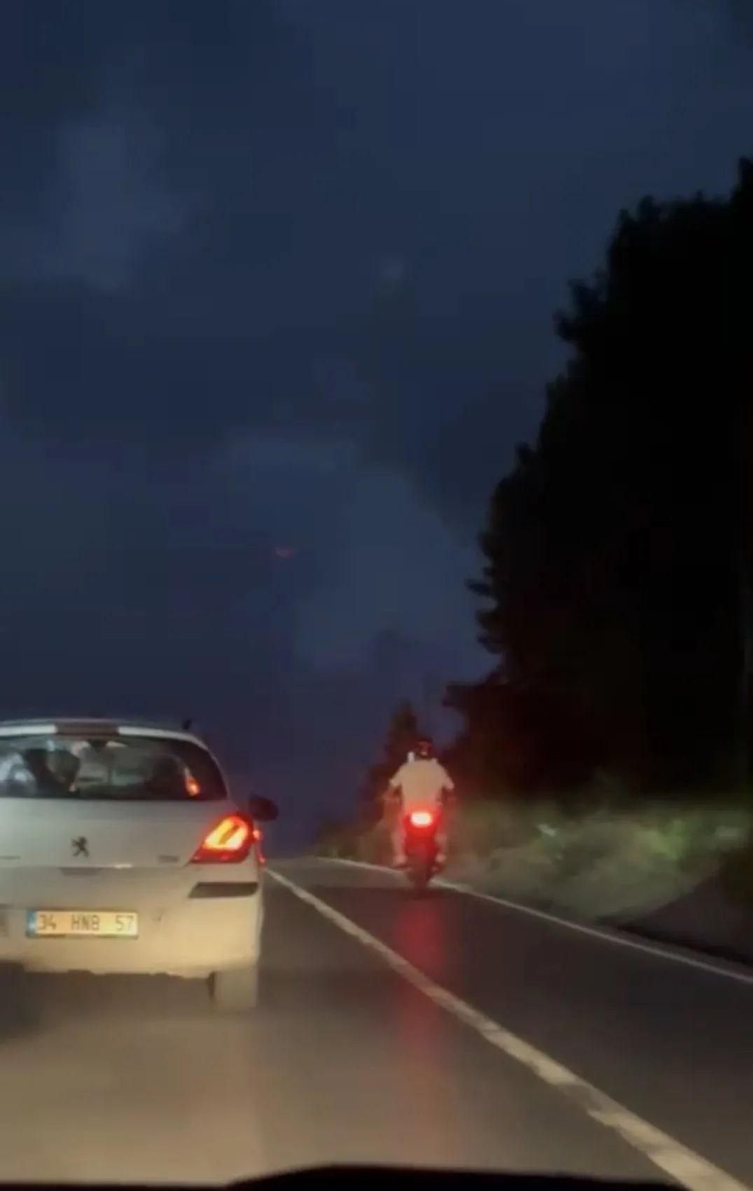 Beykoz trafiğinde dehşet anları: Çocuklu ailenin önünü kesip tek teker üzerinde şov yaptılar