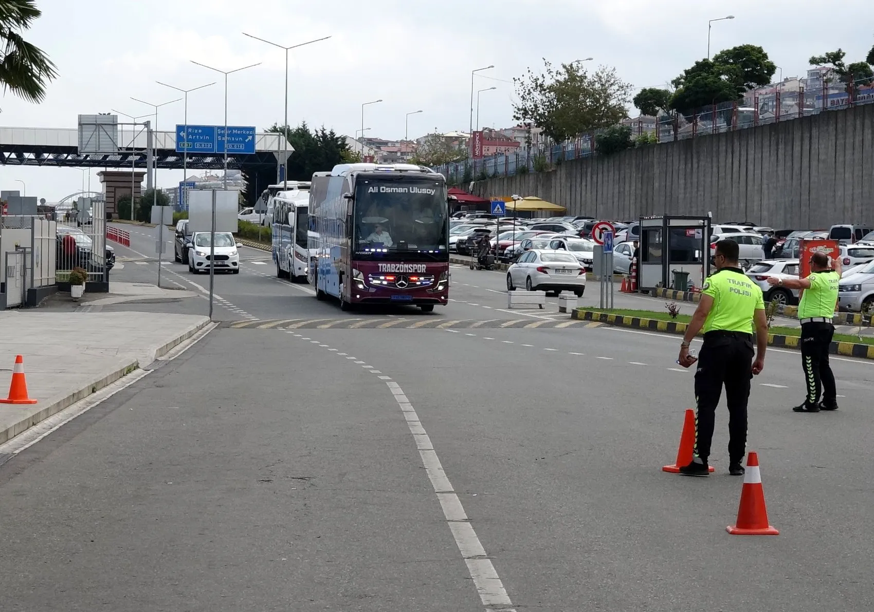 Bordo-Mavili Kafile Budapeşte'de