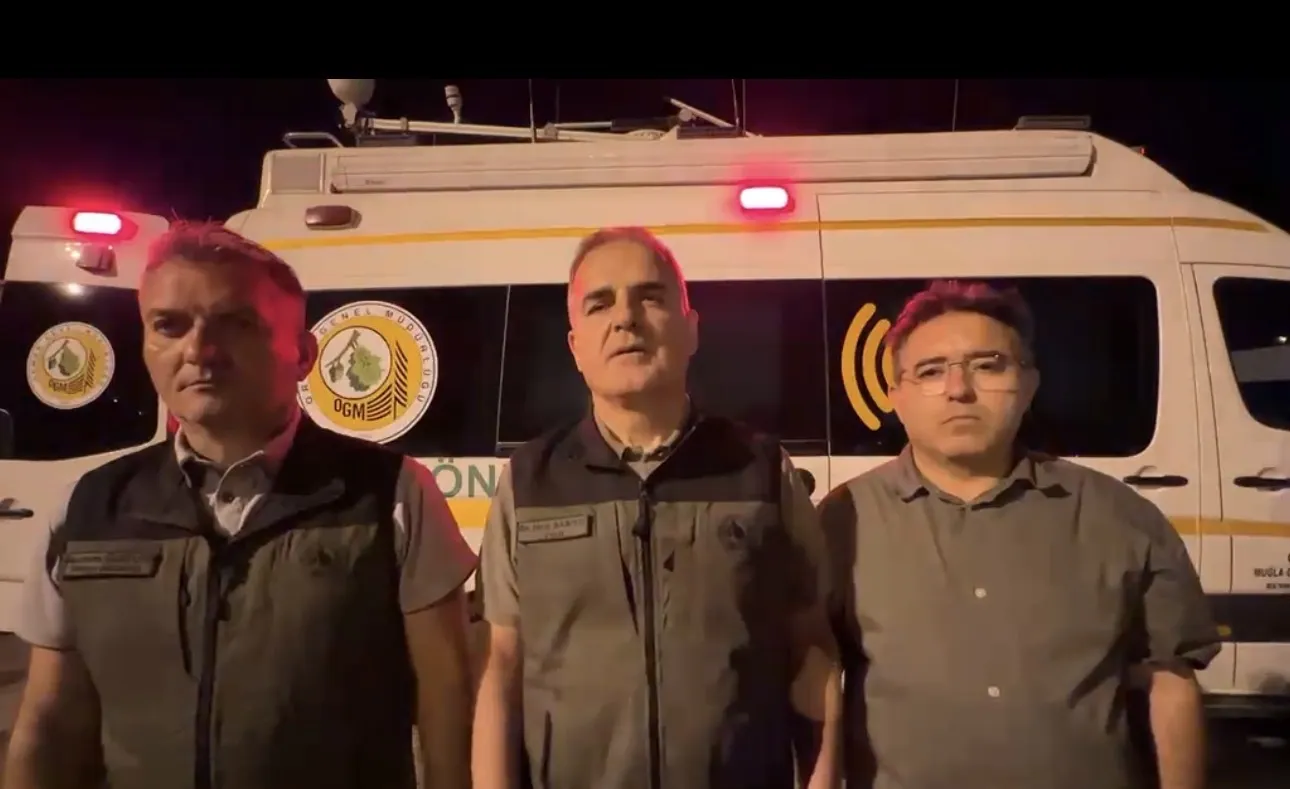 Marmaris Ataköy’de orman yangını havadan ve denizden söndürülüyor