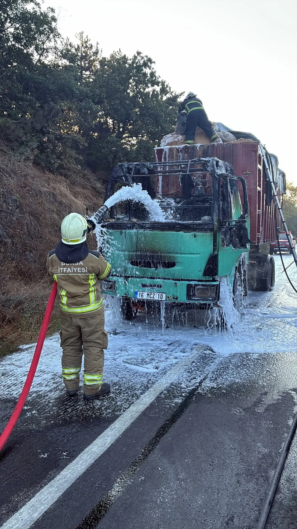 Bursa yolunda talaş yüklü TIR küle döndü