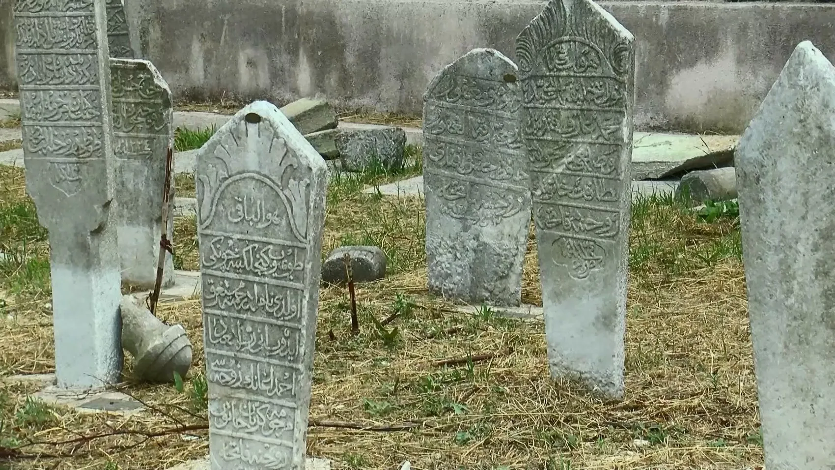 Fatih’te tarihi mezarlığa saldırı