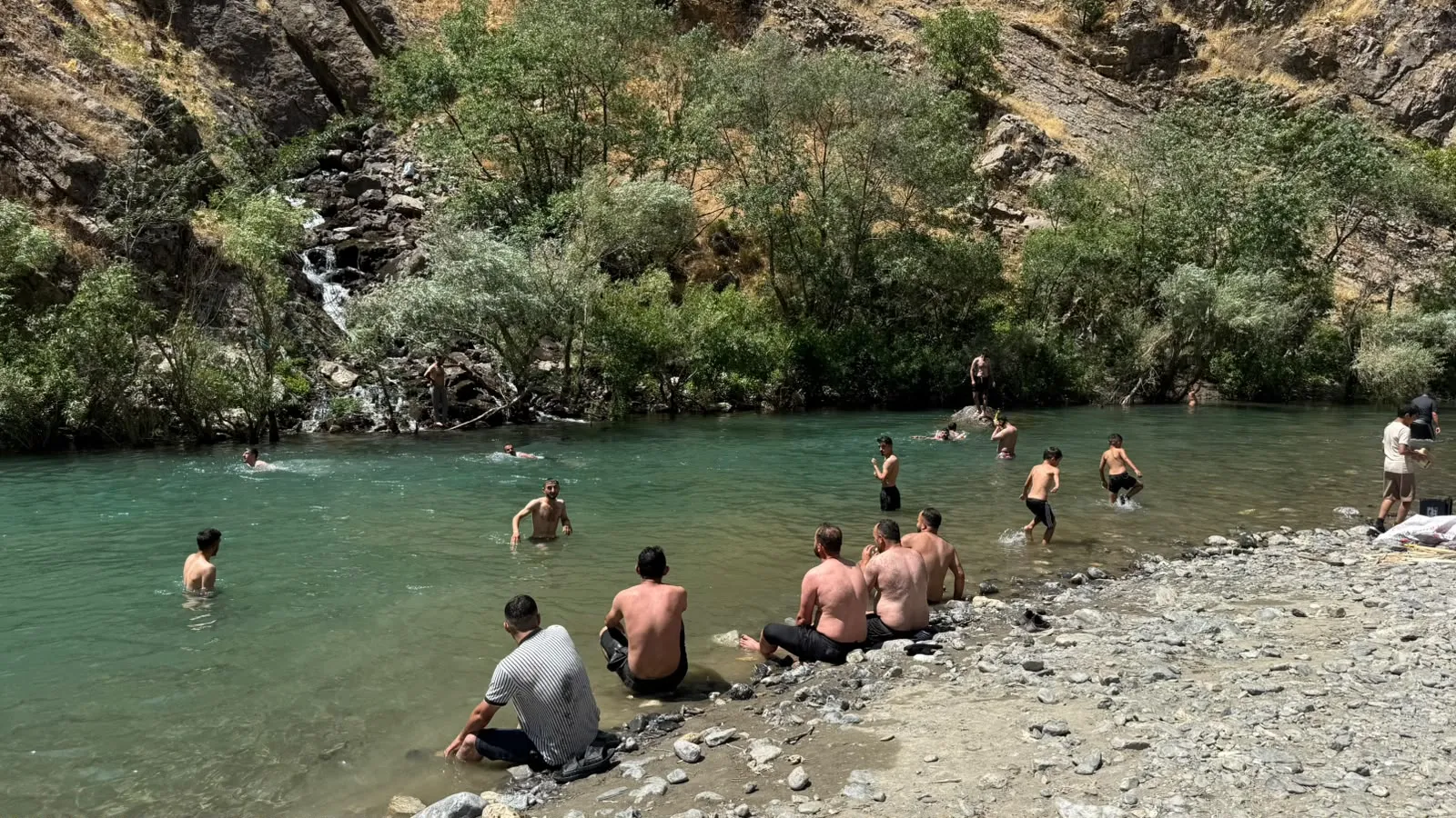 Hakkari’nin saklı cenneti Şine Deresi piknikçileri ağırlıyor