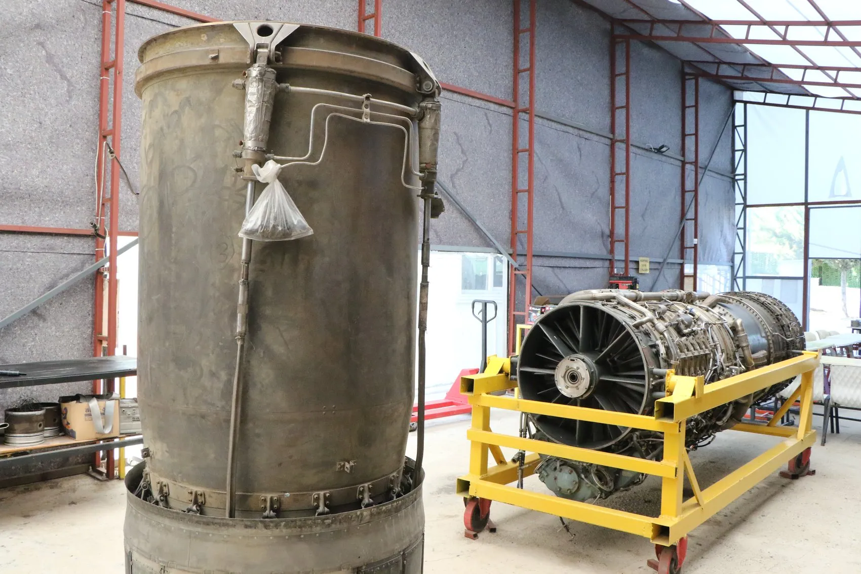 Samsunlu öğrenciler F-4 savaş uçağı motorunu söküp takıyor