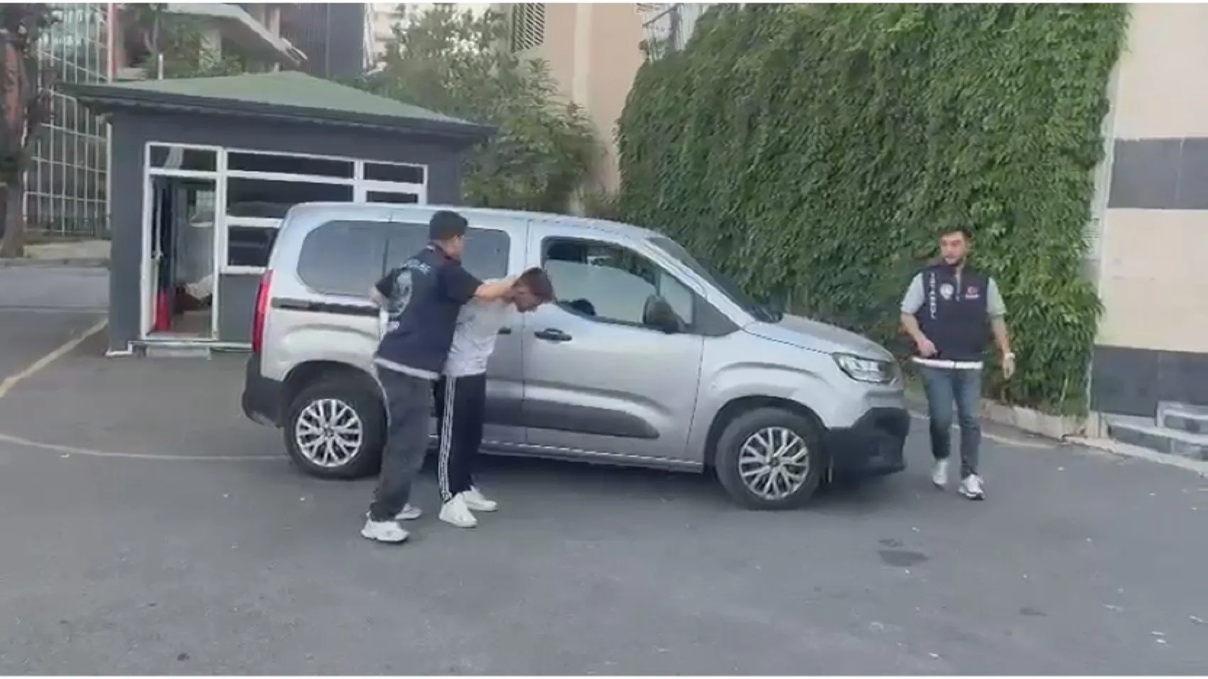 İstanbul’da Şapkalılar çetesine şafak operasyonu