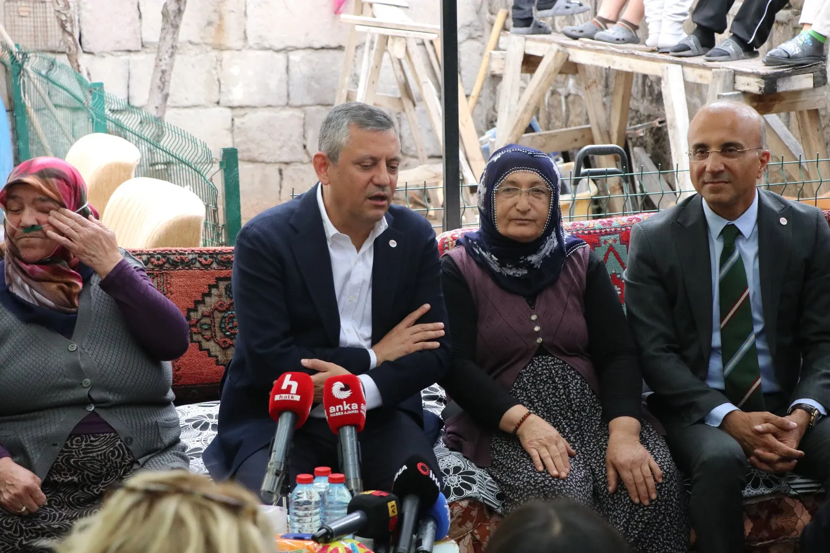 Kayseri'de esnaf buluşmasında konuşan Özel Kısır çekişmelere değil, ekmek kavgasına odaklanacağız