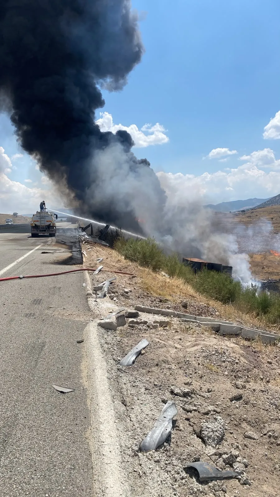 Nevşehir yolunda feci kaza Madeni yağ yüklü TIR yandı