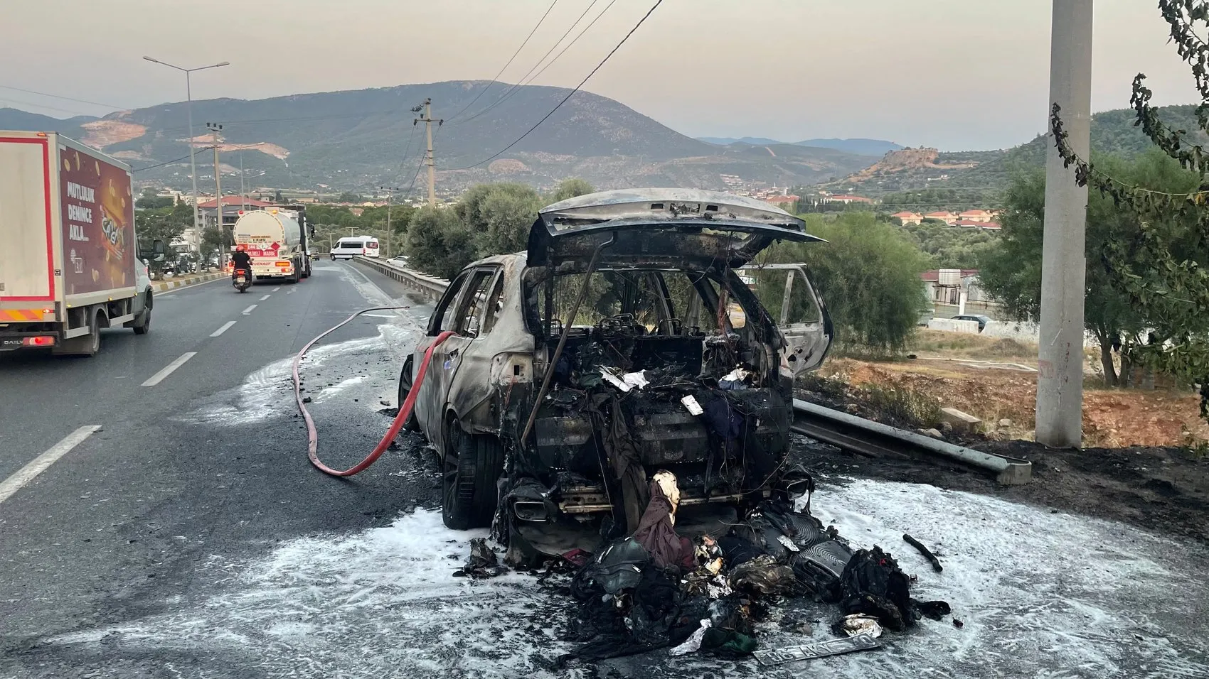 Milas yolunda otomobil bir anda alevlere teslim oldu
