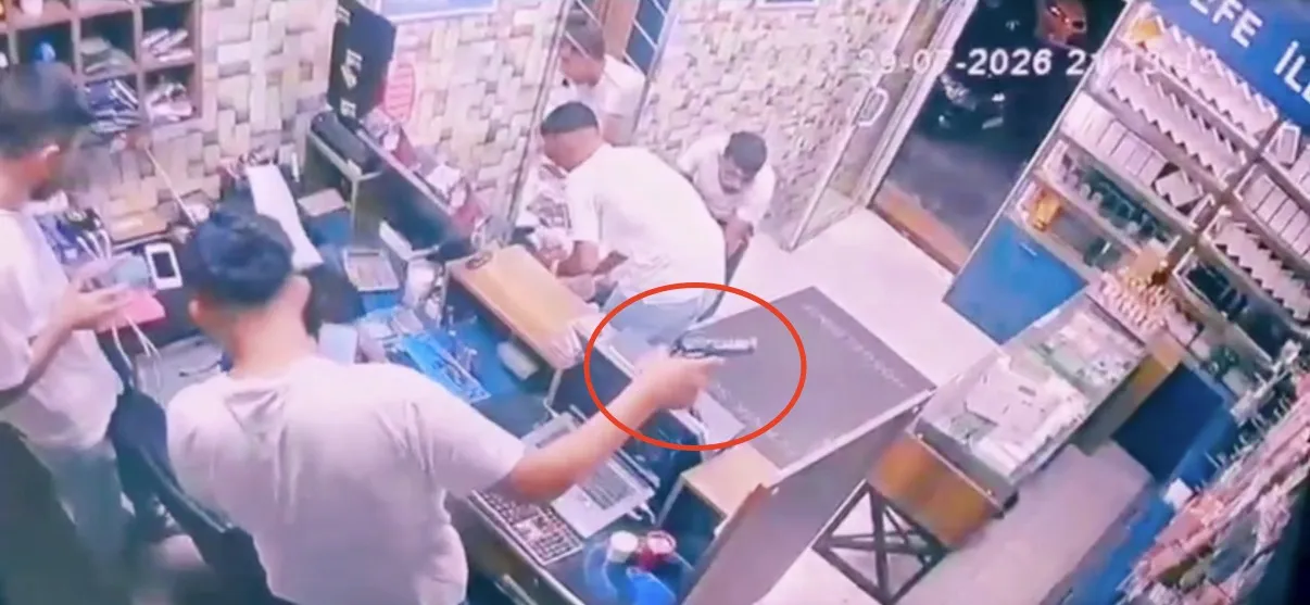 Diyarbakırda telefon dükkanına silahlı baskın anı kamerada