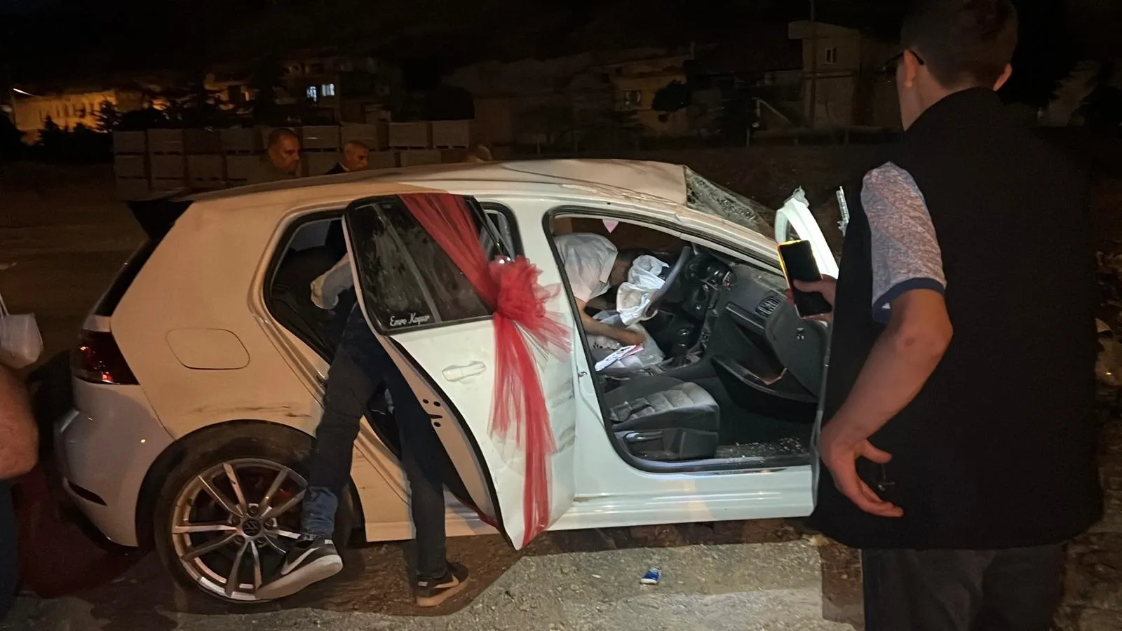 Düğün yolunda kaza Gelin ve damat hastanelik oldu