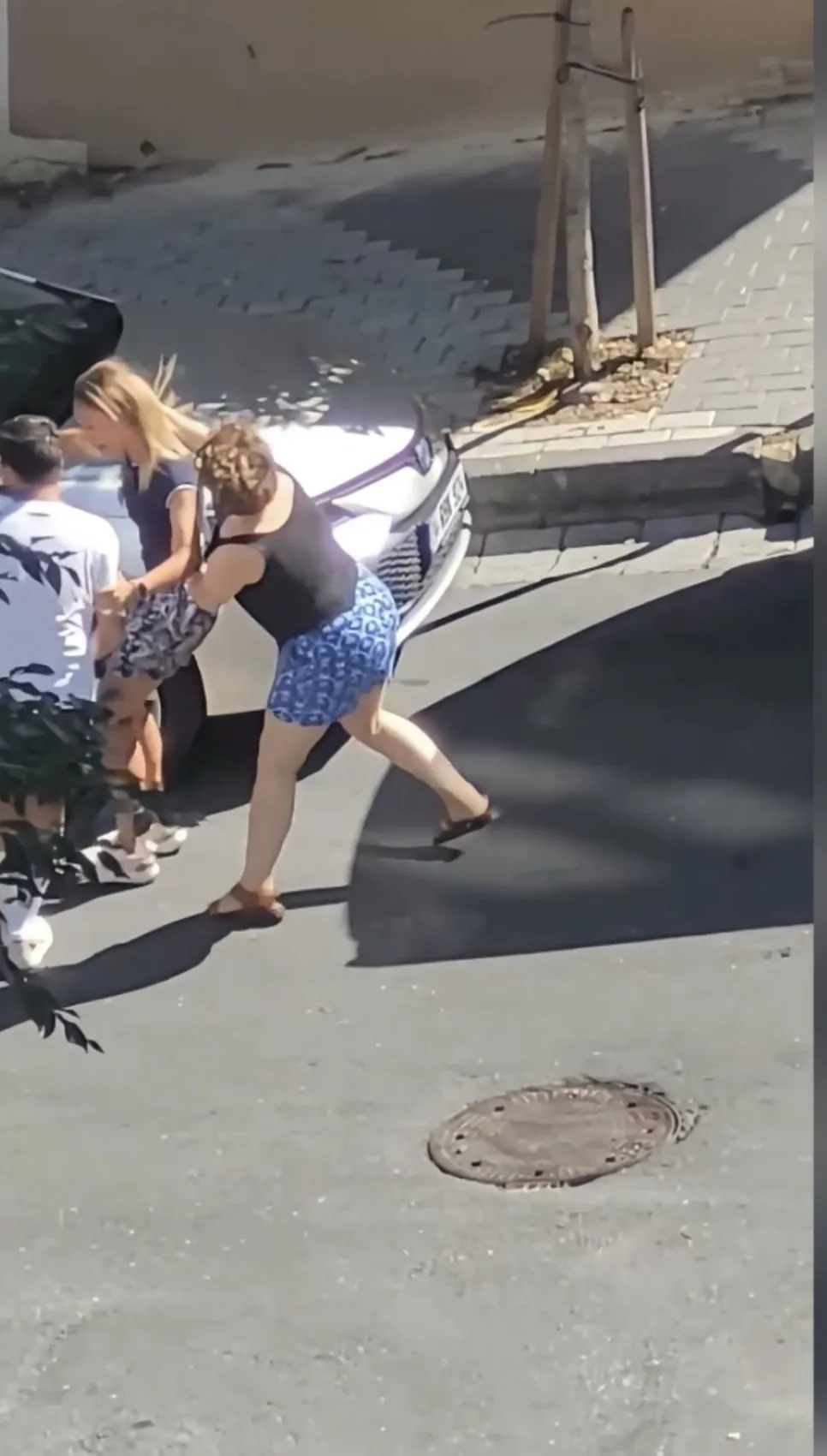 Okul kaydı için gitti, sokakta annesiyle kavga etti İki kardeş şikayetçi oldu
