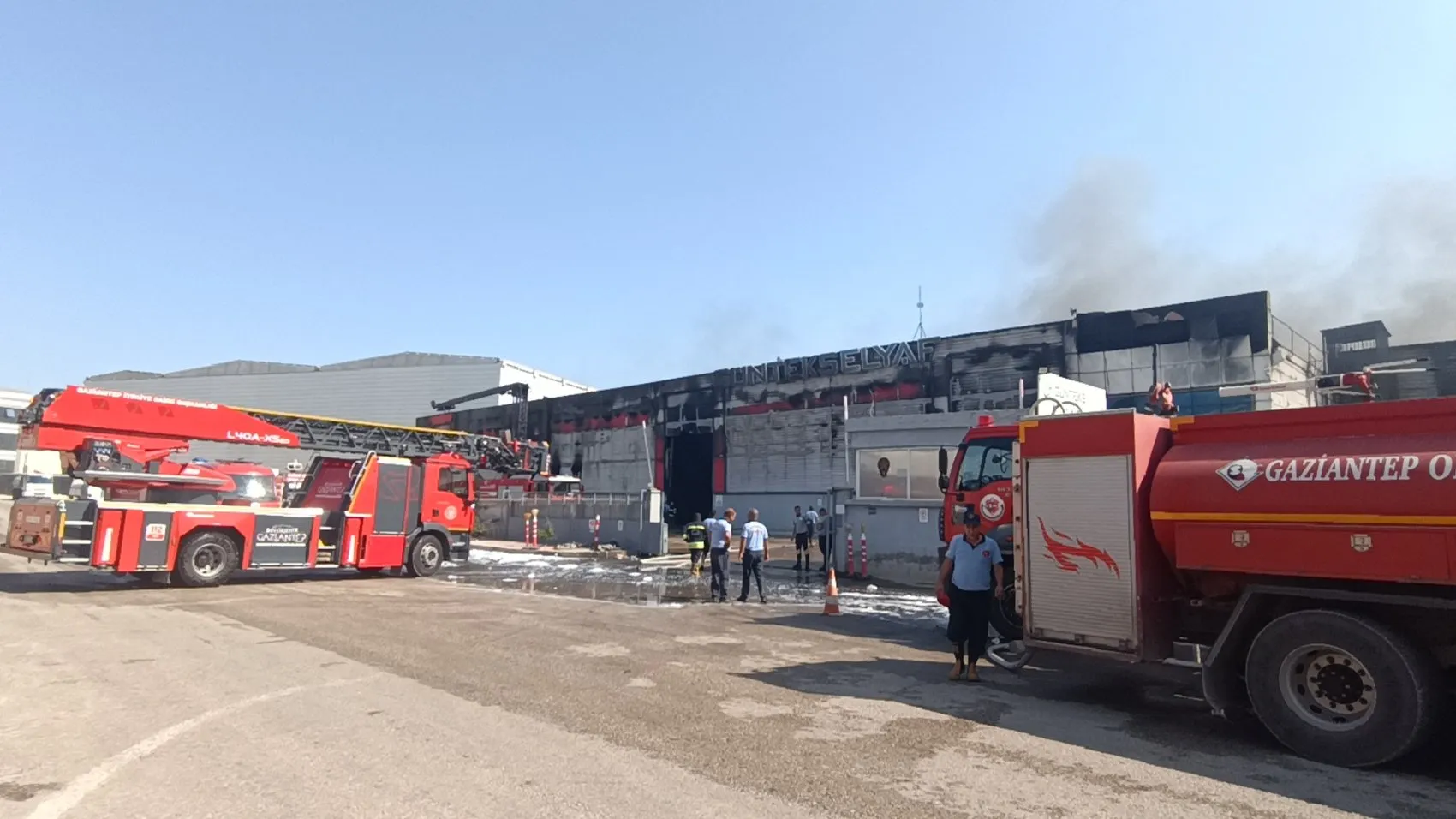 Elyaf fabrikasında gece yarısı yangın, 2 işçi dumandan etkilendi