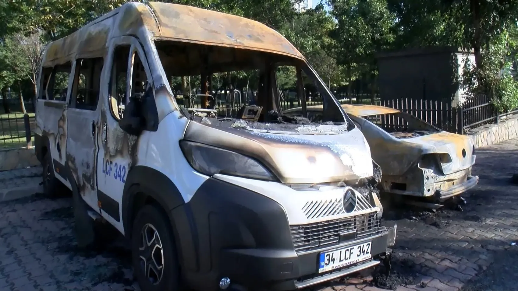Küçükçekmece'de park halindeki araçları kundaklayıp kaçtı