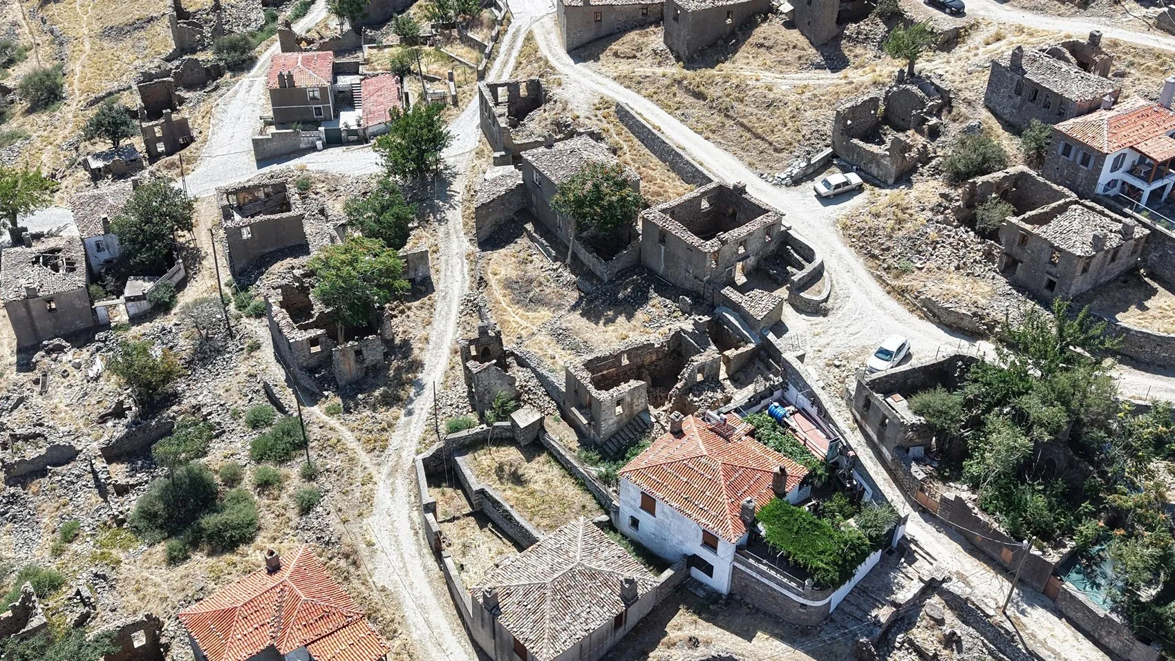 Rumların göç ettiği 250 yıllık Dereköy şimdi hayalet köy gibi