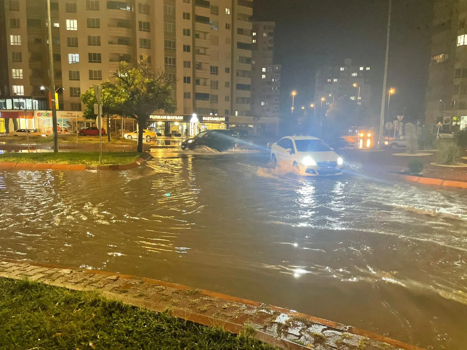 Kayseri'de sağanak sonrası Gesi Fatih Mahallesi'nde kanalizasyon taştı