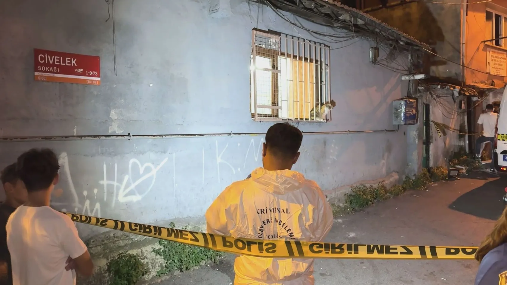 Şişli’de terk edilmiş binadan yayılan ağır koku polisi harekete geçirdi