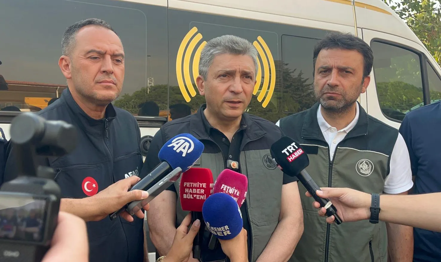 Antalya Valisi Şahin Yangın devam ediyor, rüzgar hafifledi