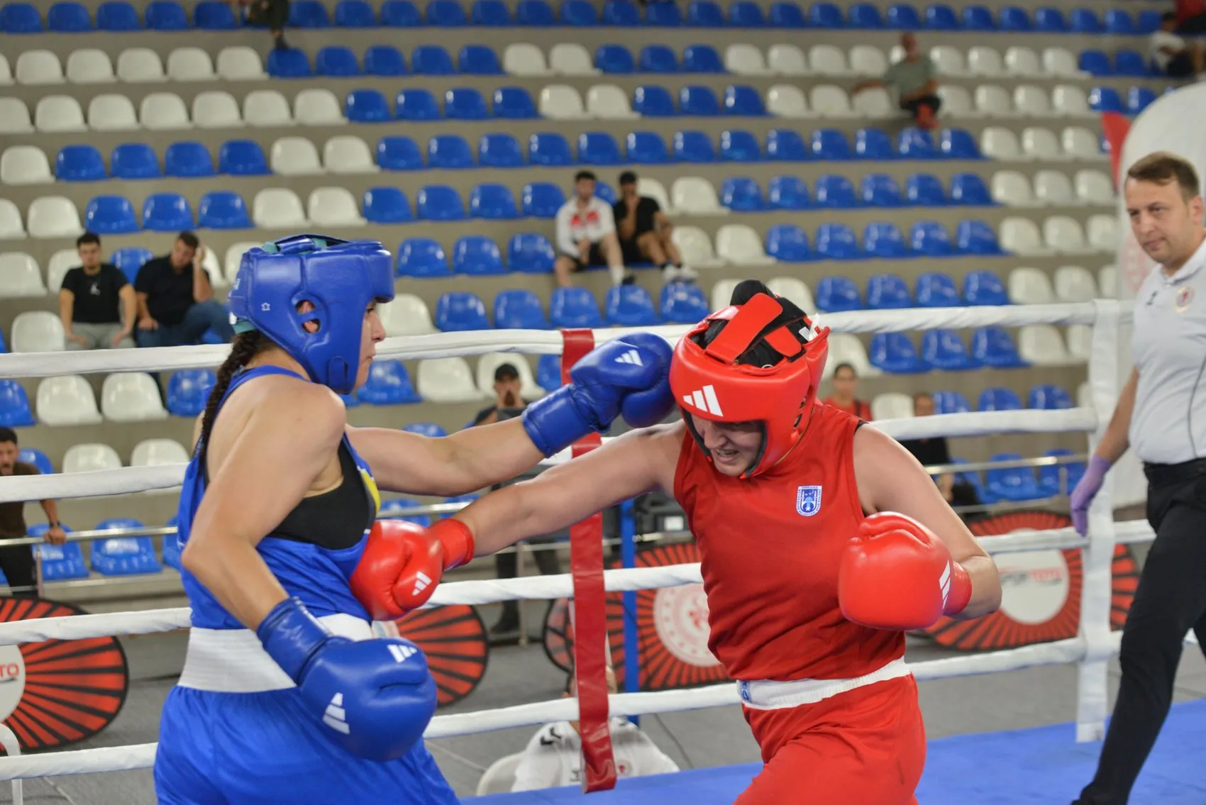 Rize'de ringler şampiyonlara doydu 59 ilden 365 boksör kıyasıya yarıştı