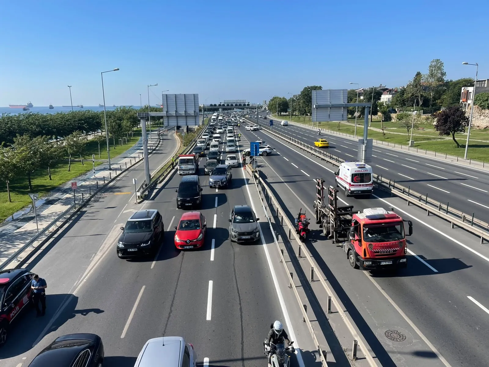 Kennedy Caddesi'nde yanan araç trafiği kilitledi